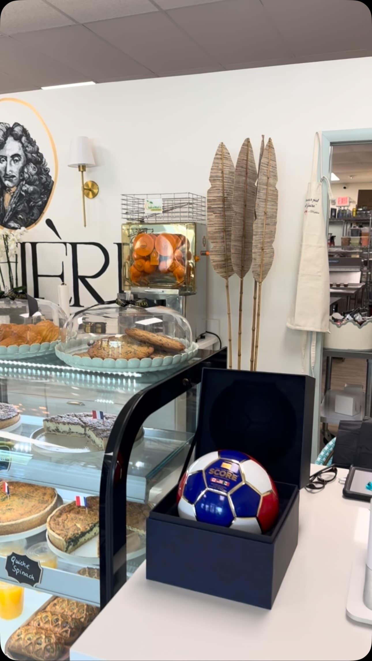 A trompe-l'œil creation displayed on the bakery counter